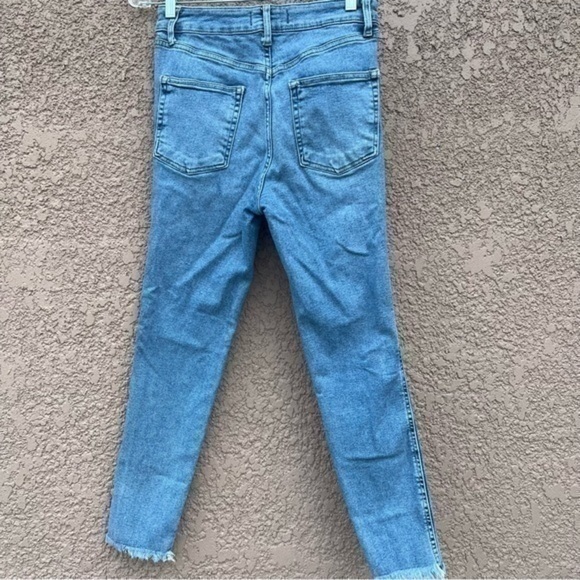 Free People Jeans Size 30 Woman’s 5-pocket style Raw Hem Light Wash Blue - Picture 5 of 12